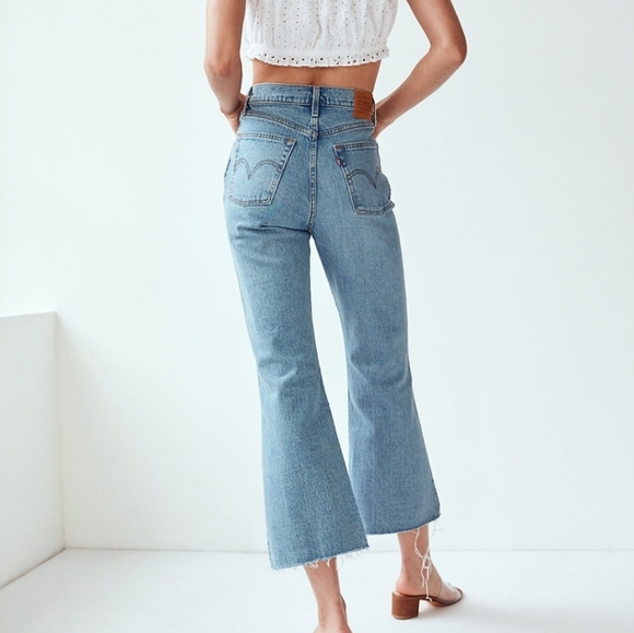 Levi's Ribcage High-Rise Crop Flare Jeans 29 - Picture 4 of 15